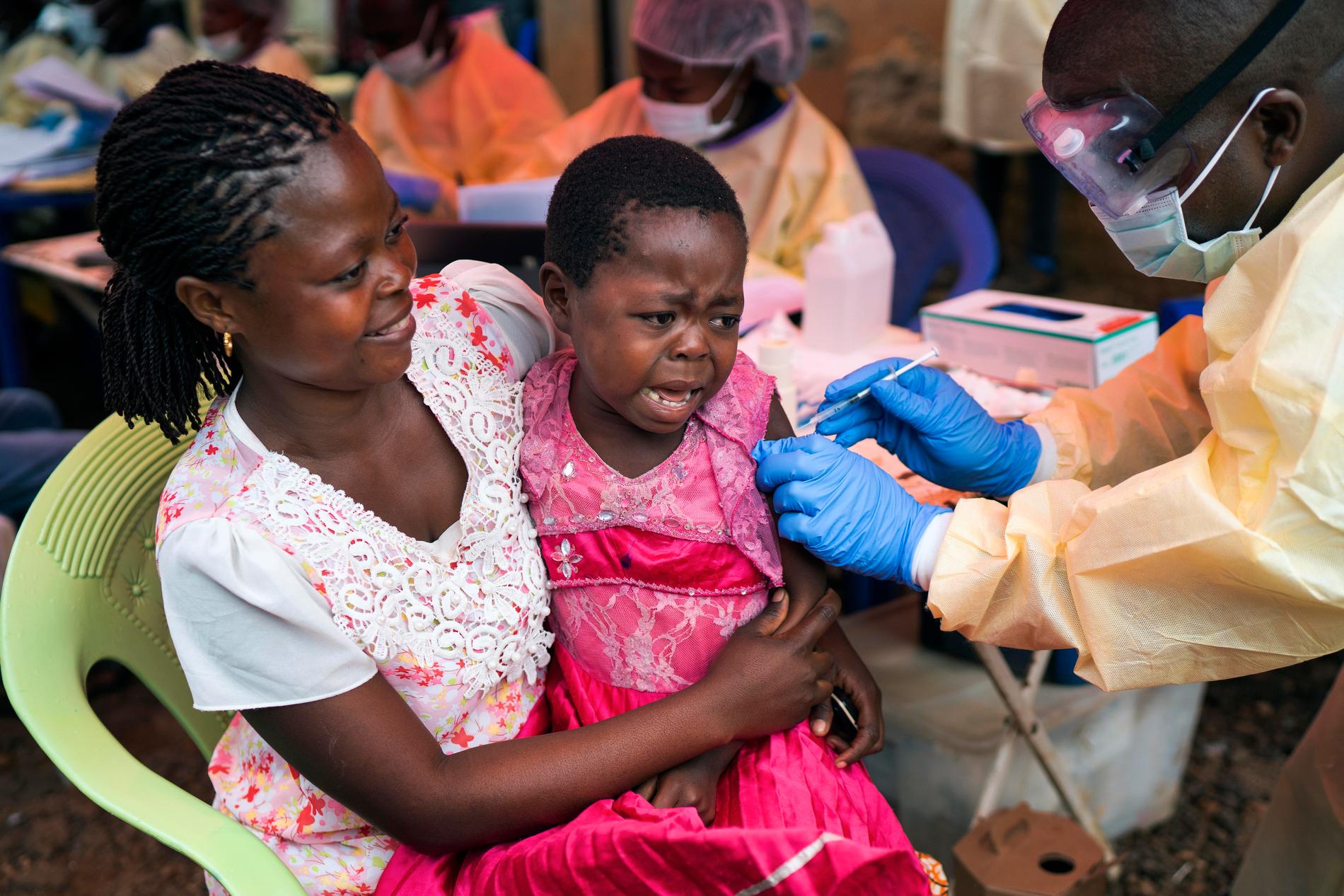 En liten flicka får ebolavaccin i Beni i Kongo-Kinshasa. Arkivbild.