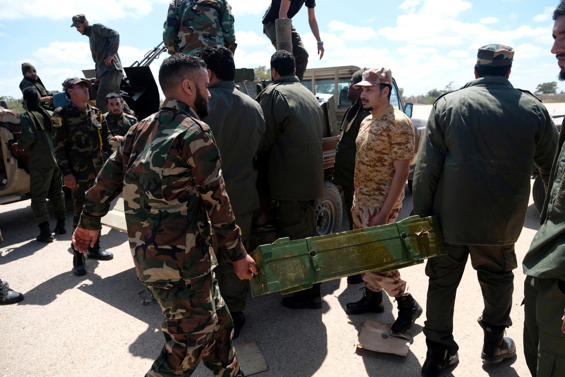 Libyens nationella armé (LNA) ska ha genomfört minst en flygräd mot en av Tripolis södra förorter.