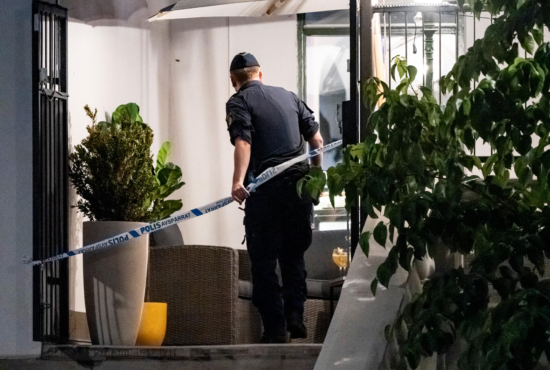 Polis på plats vid restaurangen i centrala Kristianstad som besköts på lördagskvällen.