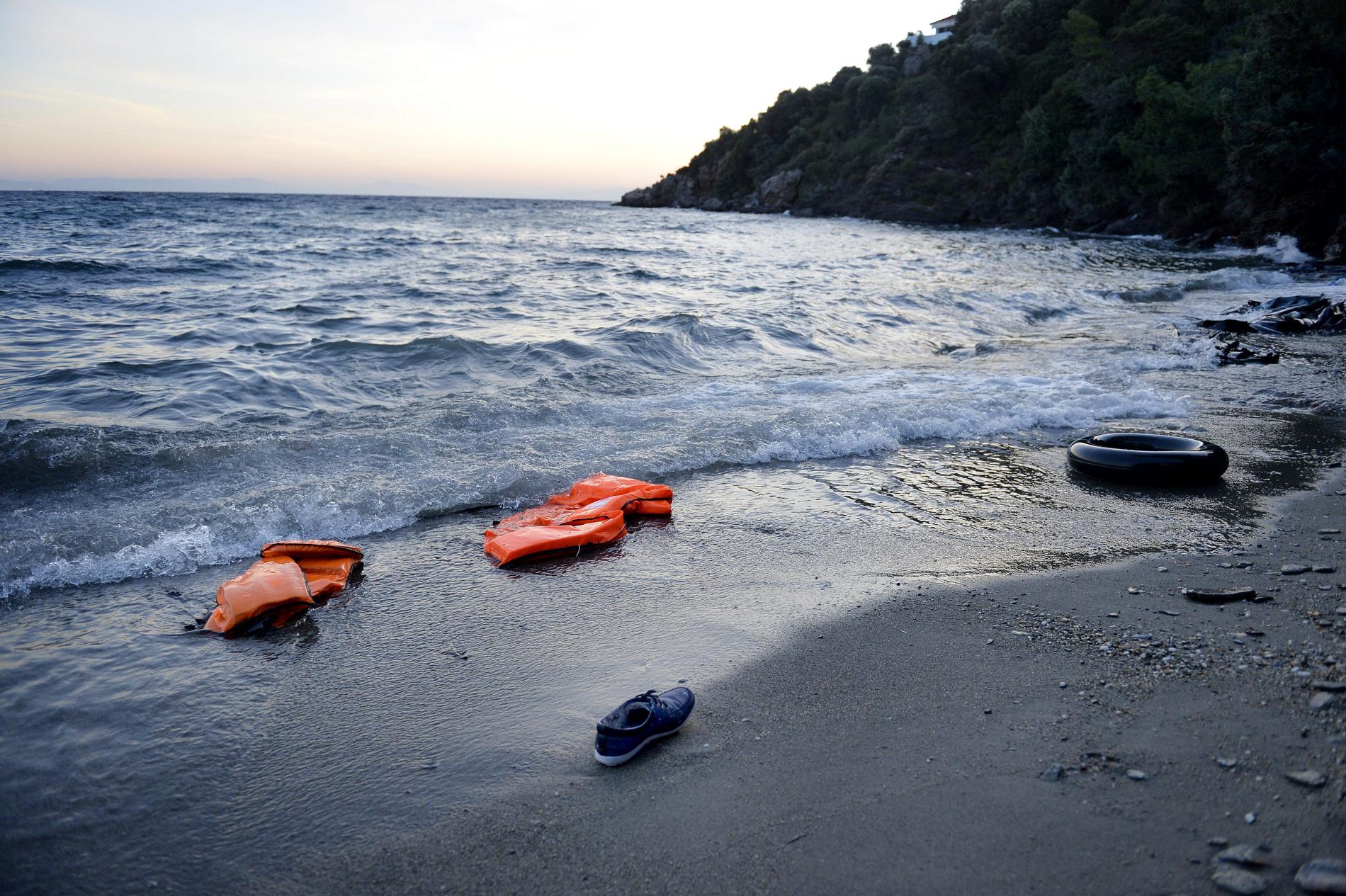 Flytvästar och båtar på stranden i Samos, Grekland, 2015.