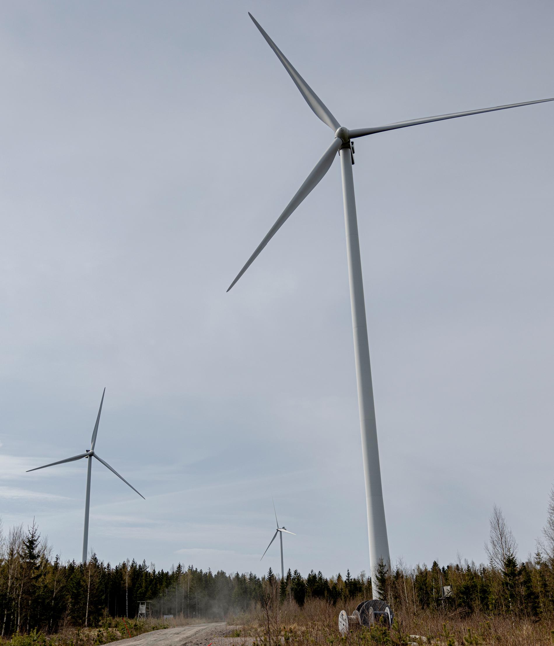I vindkraftparken Lyrestad reser sig 22 vindsnurror 180 meter över marken.