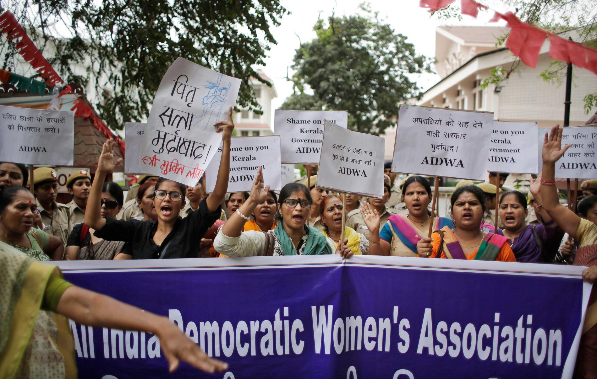 Aktivister från organisationen ”All India Democratic Women's Association” protesterar mot våldtäkten och mordet på en kvinna i Kerala i Indien den 4 maj 2016.