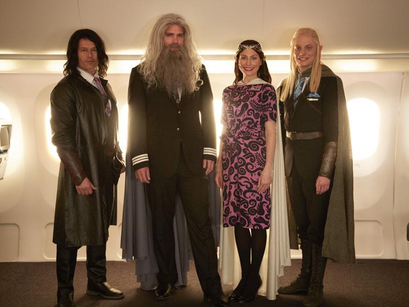 Air New Zealands besättning iklär sig rollerna som kung Aragorn, trollkarlen Gandalf, alvprinsessan Arwen och alvprinsen Legolas.