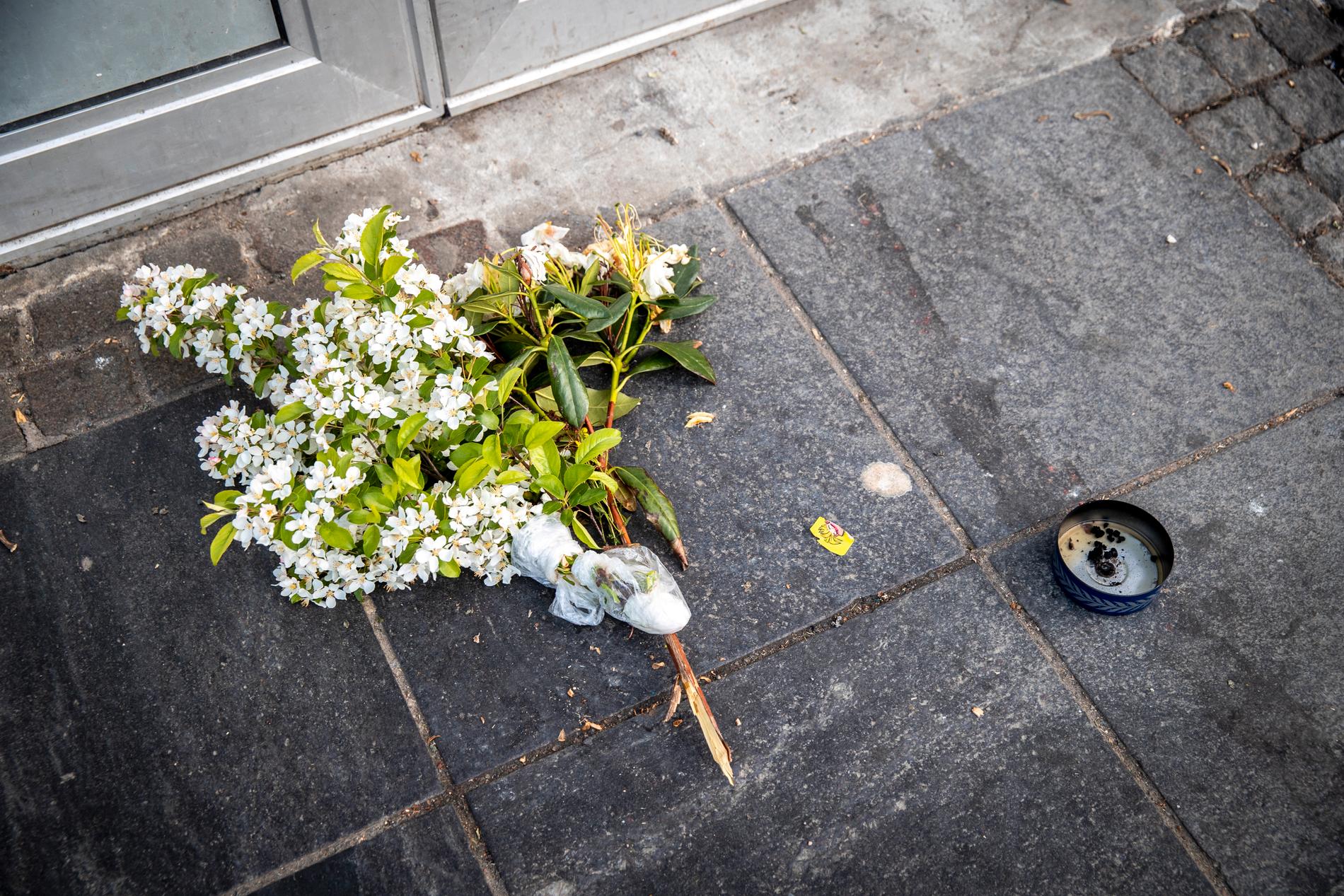 Någon har lämnat blommor på platsen där mannen sköts ihjäl. 