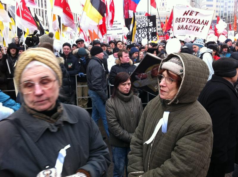 Marina Novikova, 70, och Lidia Kortneva, 70,  deltar i demonstrationen: ”Jag är trött på vår regering, jag är trött på Putin. De ger oss inte ärliga val, vi litar inte på dem. Vi vill leva som hos er, enligt lagen i frihet”
