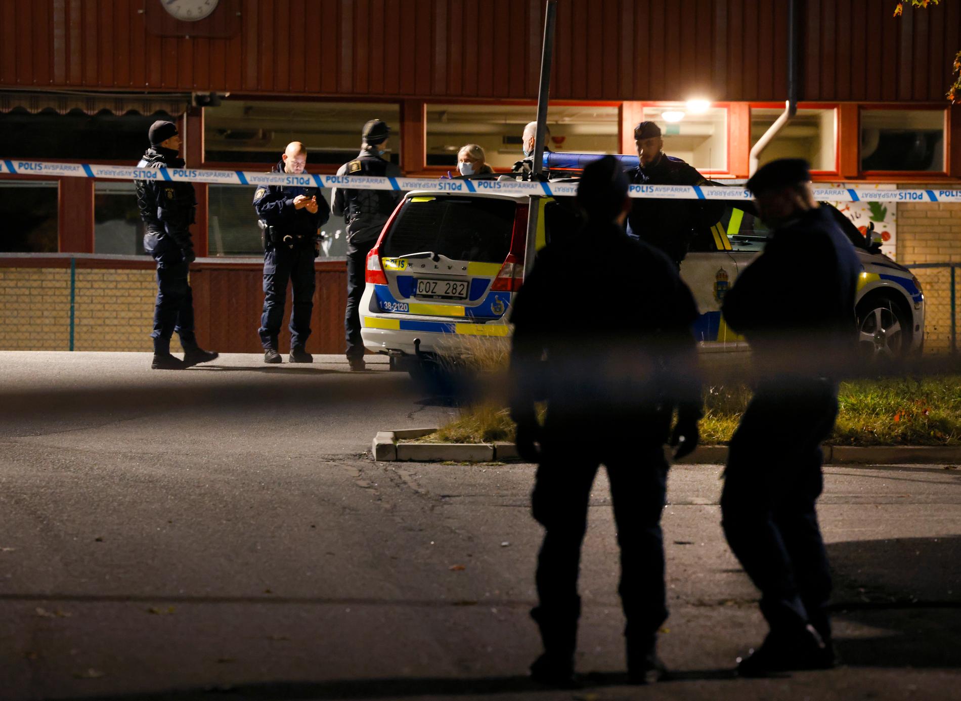 Fyra personer har gripits och anhållits misstänkta för mord efter gårdagens skjutning i Ronna i Södertälje. Arkivbild.