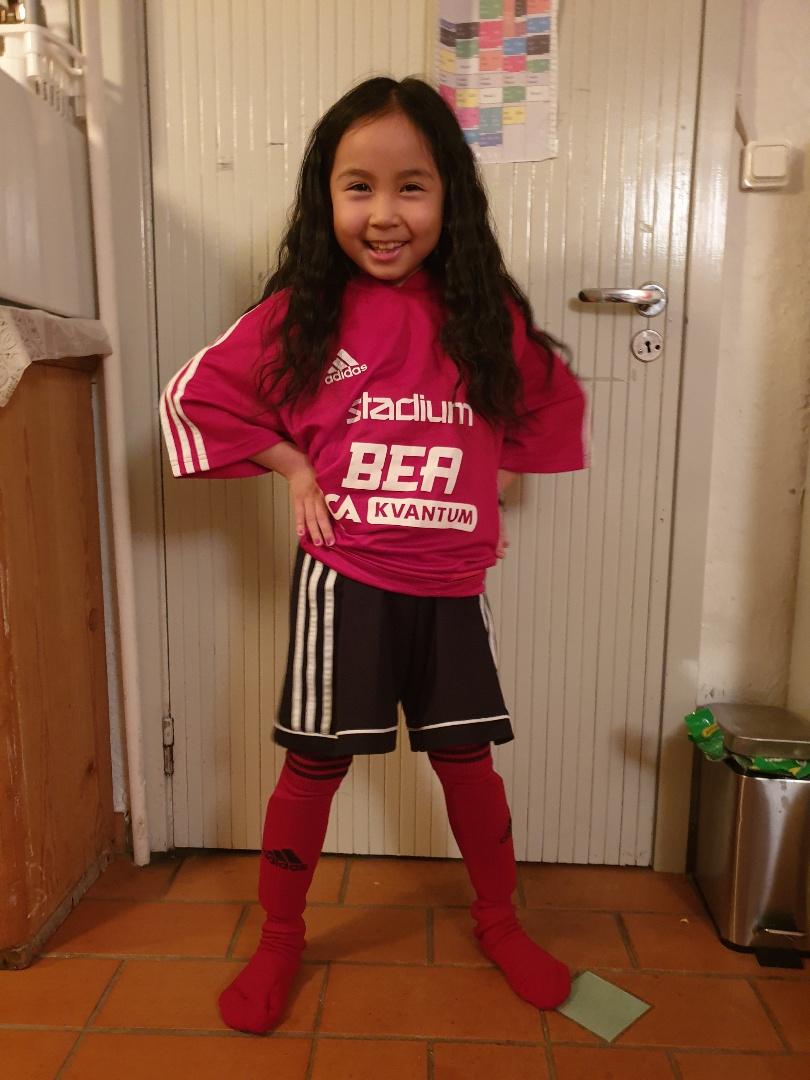 Garids lillasyster Sandra, 6, vill också börja spela fotboll i Enskede IK.