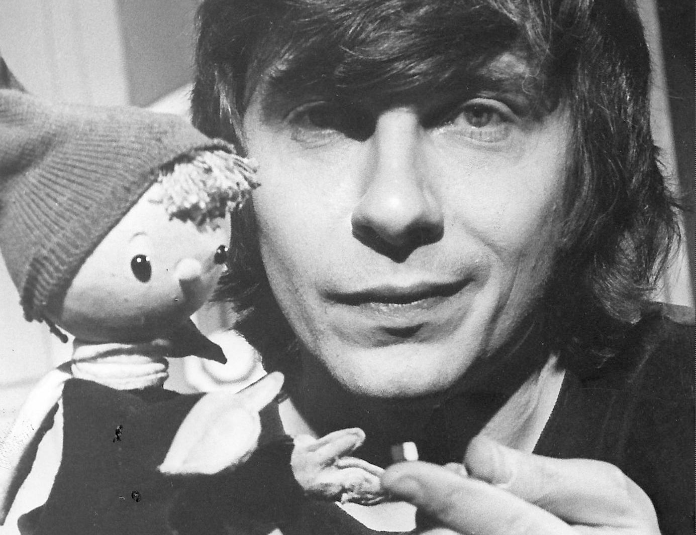 DOCKMAKARENStaffan Westerberg 1974 med dockan Herr Fundersam och Herr Ingenting, som bor i den lilla kuben på pekfingret.