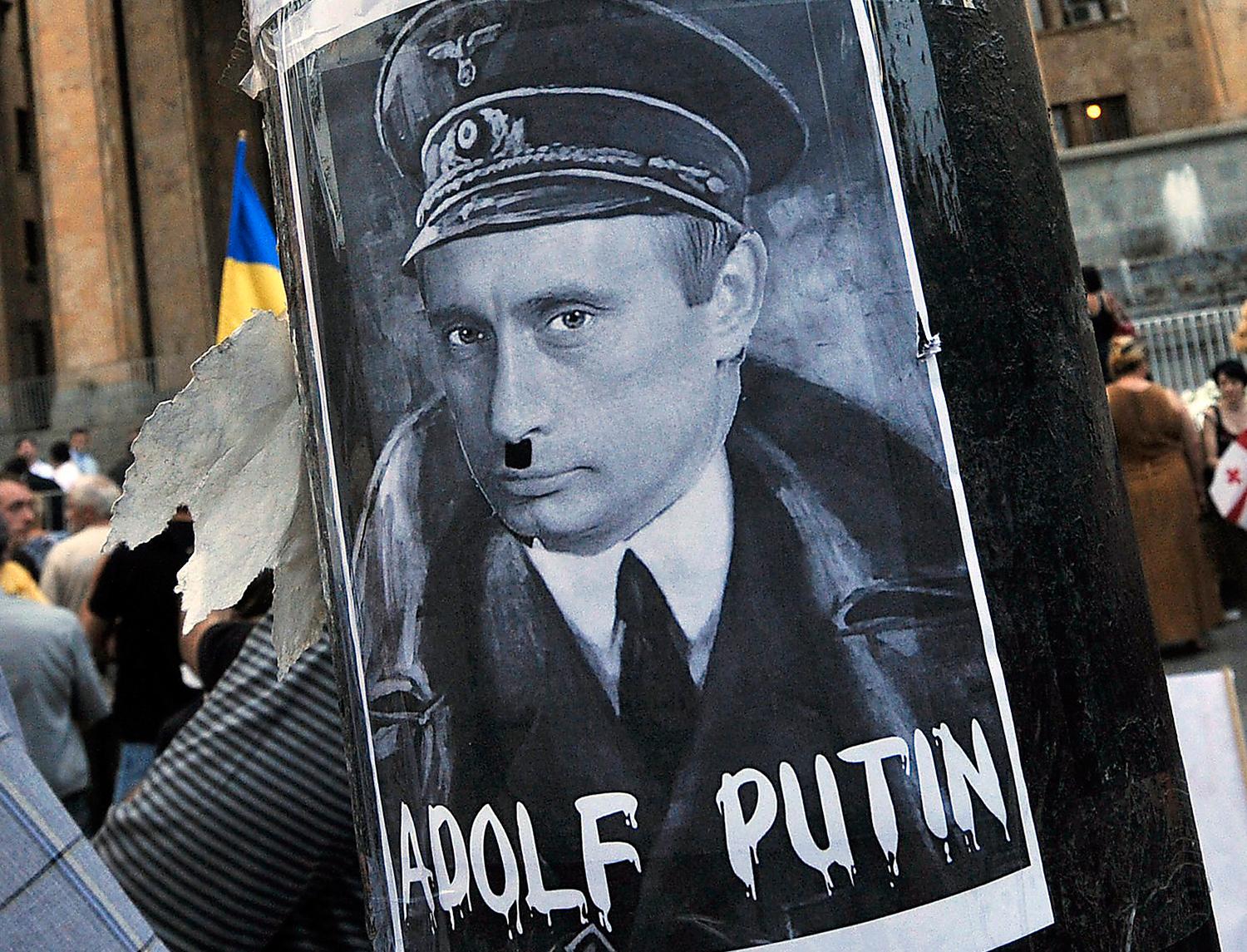 I demonstrationer jämförs ofta den ryske presidenten Vladimir Putin med Adolf Hitler. Foto: AP