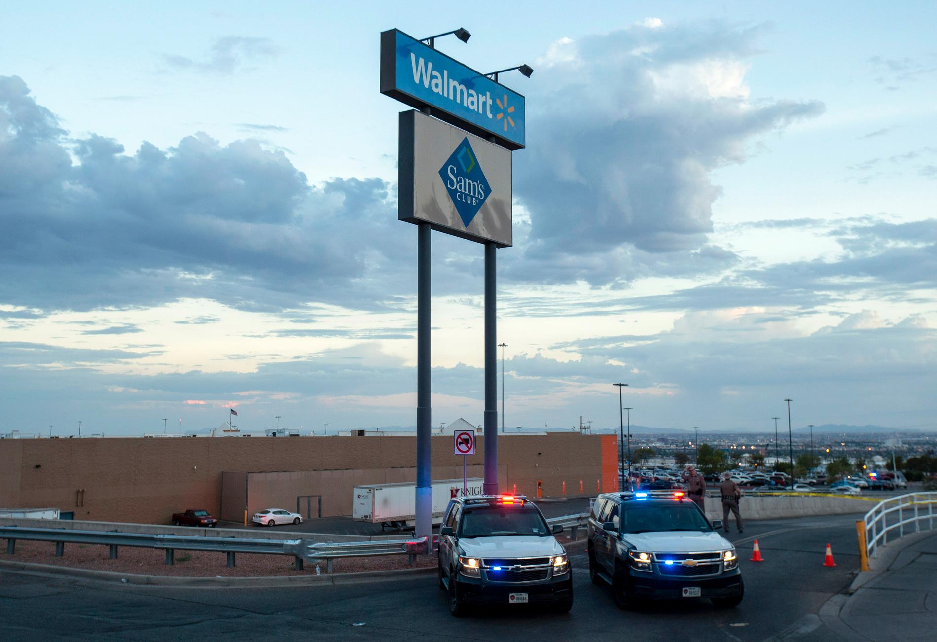 Texaspolisen blockerar ingången till Walmart efter masskjutningen i El Paso, Texas, 3 augusti. 