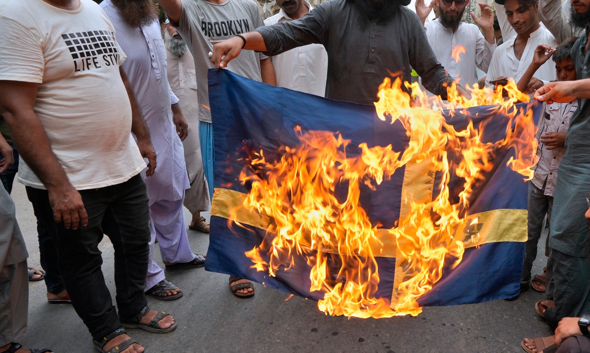 Protester mot Sverige efter senaste tidens koranbränningar, i Karachi, Pakistan.