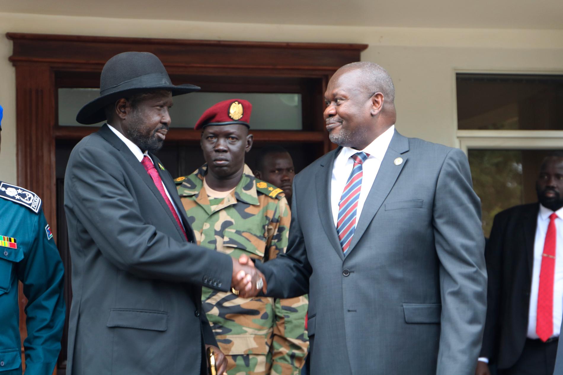 Sydsudans president Salva Kiir och rebelledaren Riek Machar vid ett möte i slutet av oktober. Arkivbild.