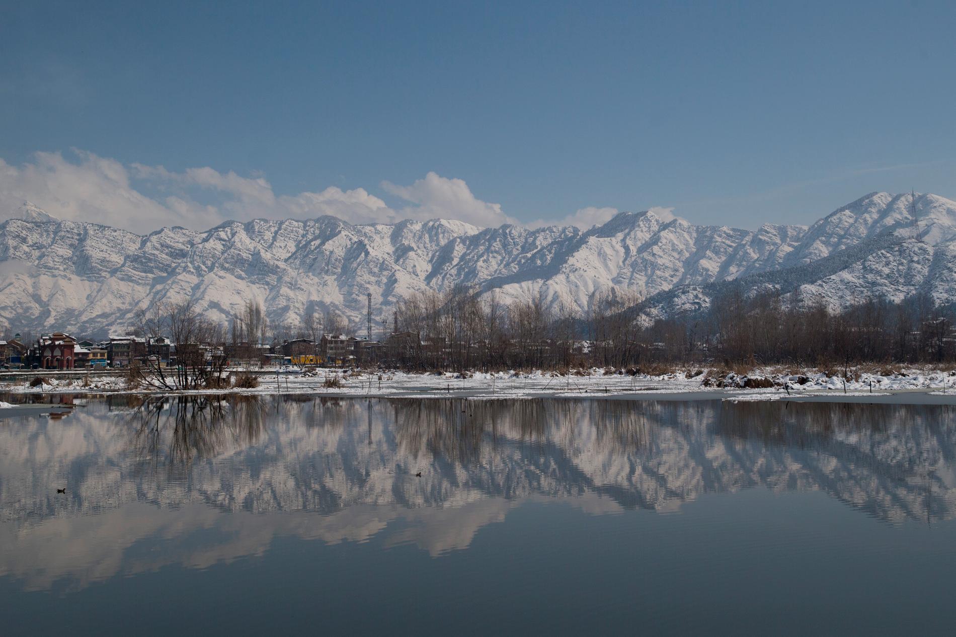 Kashmir präglas av sina dramatiskt vackra berg. Men när det blir dåligt väder innebär det kuperade landskapet stor fara. Arkivbild från Babdemsjön i Srinagar.
