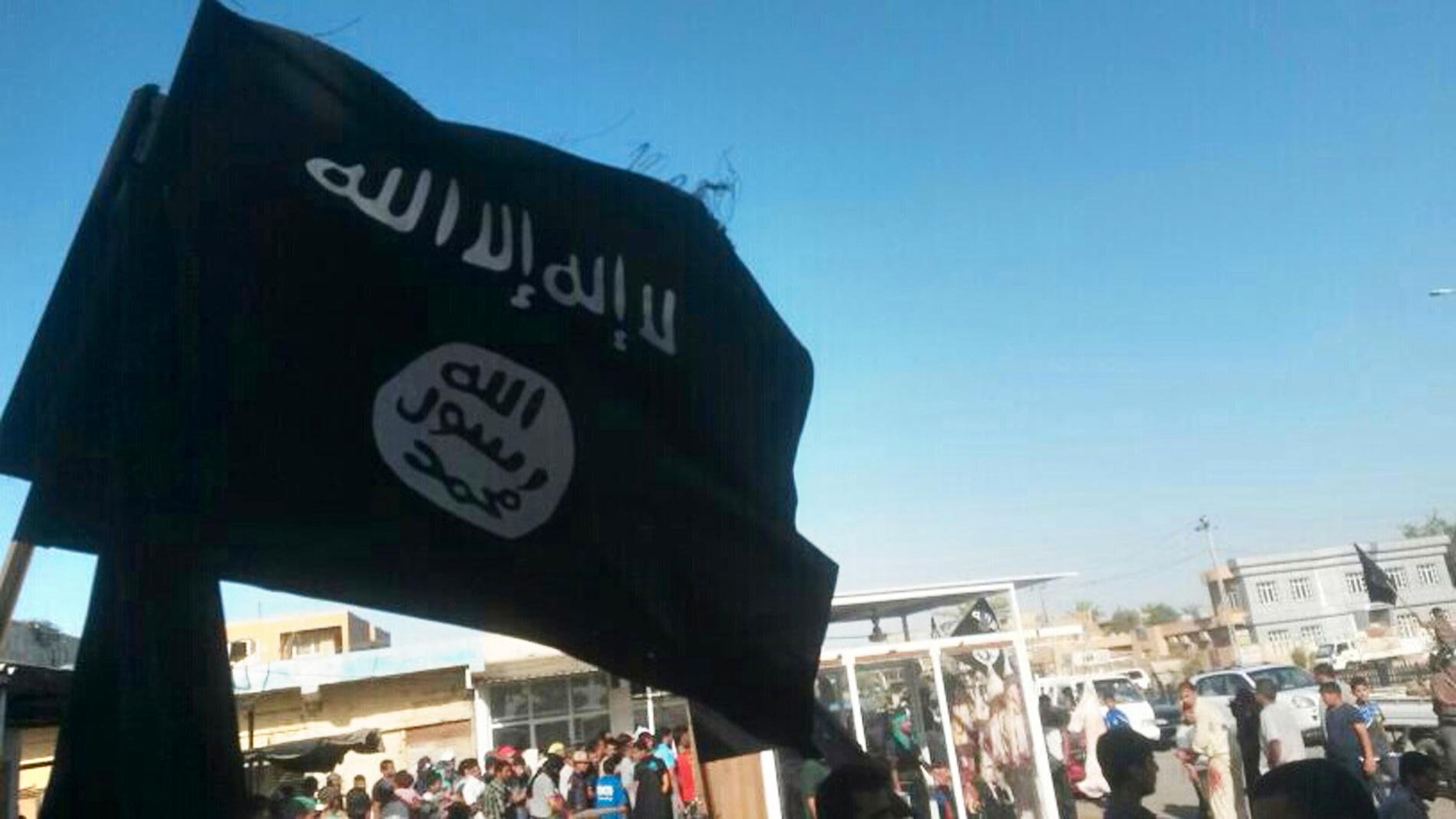 En IS-flagga i staden al-Fallujah väster om Iraks huvudstad Bagdad i juni 2014.