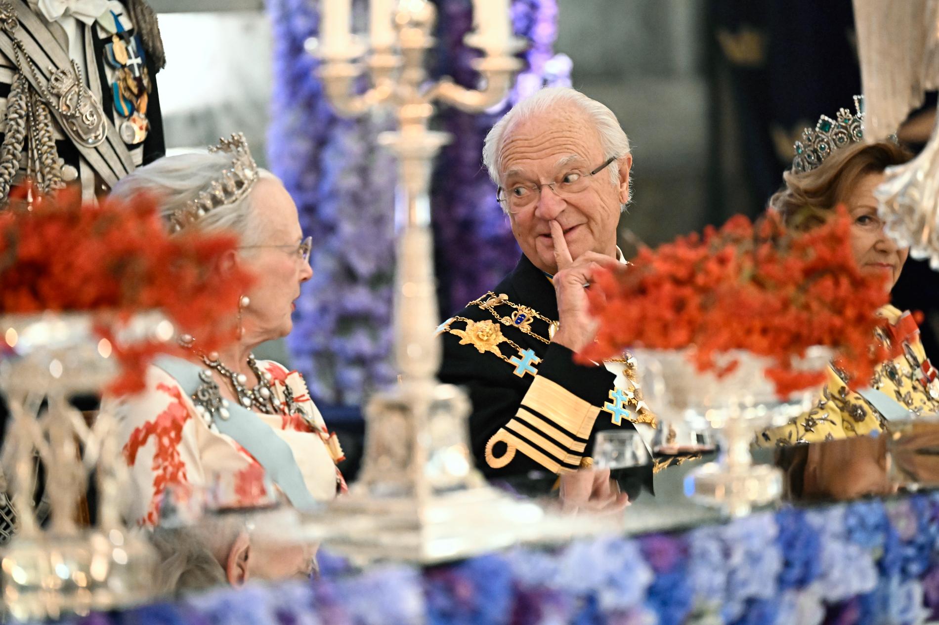Danmarks drottning Margrethe, kung Carl Gustaf under jubileumsbanketten i Rikssalen på Stockholms slott med anledning av kung Carl XVI Gustafs 50-årsjubileum på tronen.