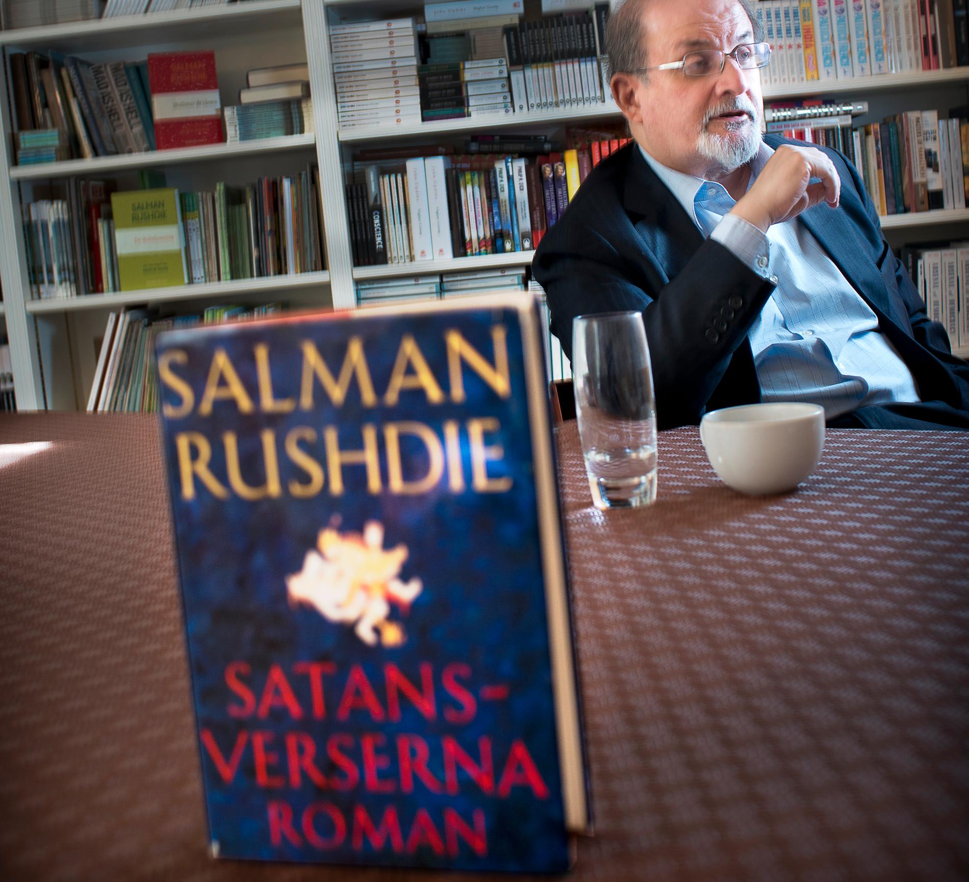 Salman Rushdies Satansverserna publicerades 1988. Boken är bannlyst i den muslimska världen, eftersom man anser att boken ger en felaktig bild av profeten Muhammed. En fatwa utfärdades, med budskapet var att författaren måste avrättas eftersom boken var hädisk mot islam. Rushdie har levt med ett pris på sitt huvud sedan dess.