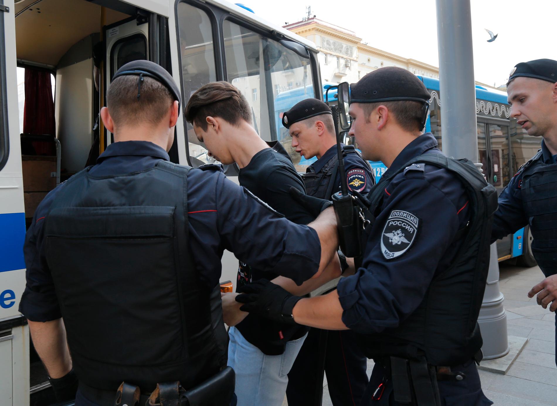 Rysk polis griper en man inför en osanktionerad protestmarsch i centrala Moskva.