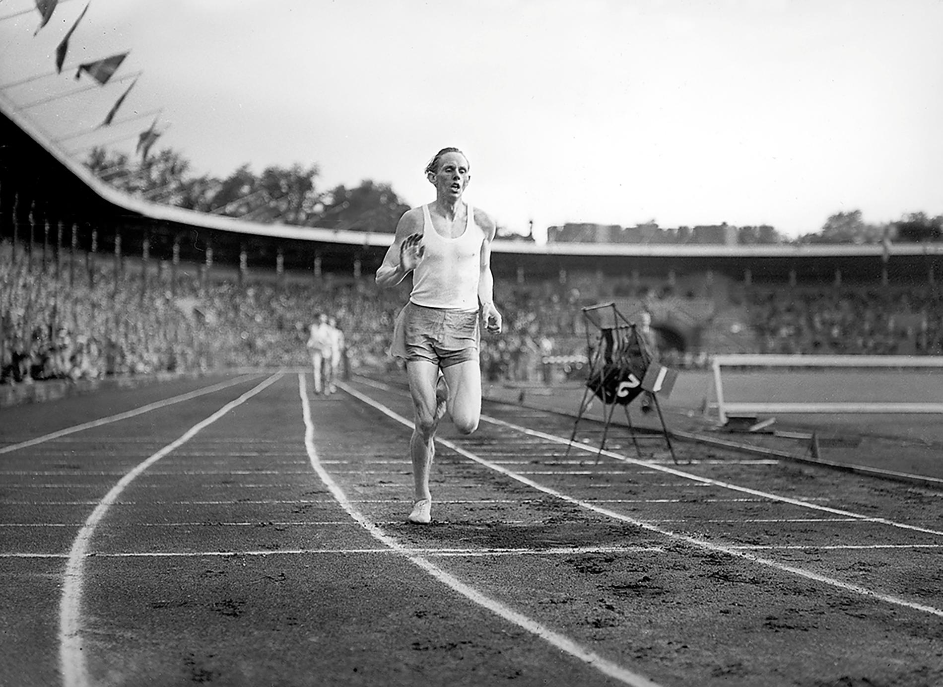 LÖPARLEGENDAR Gunder Hägg slår världsrekord på 1 500 meter på Stockholms stadion i överläsen stil. 17 juli 1942.