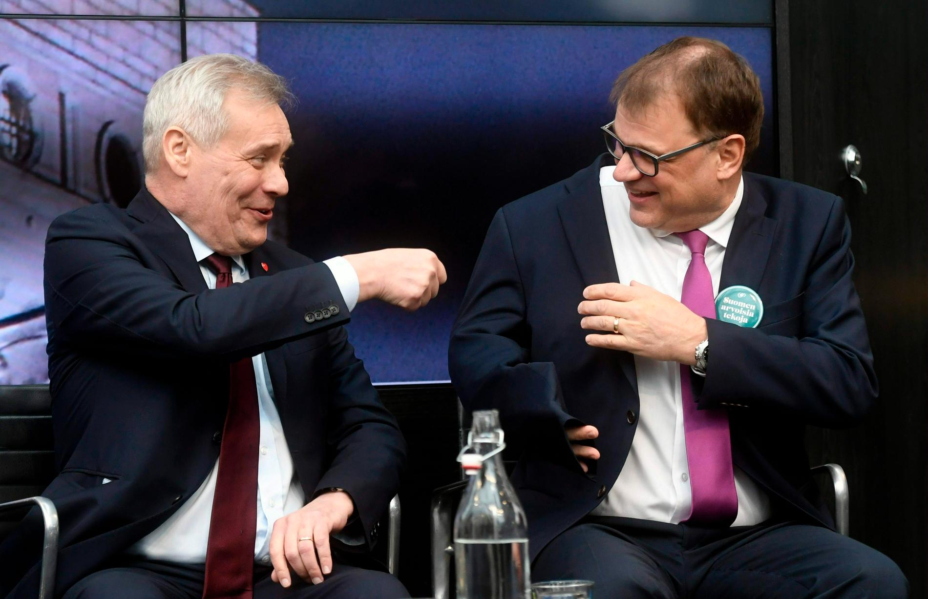 Den finländske S-ledaren Antti Rinne, till vänster, skämtar under en debatt inför valet i april med Centerledaren (och statsministern) Juha Sipilä. Arkivbild.