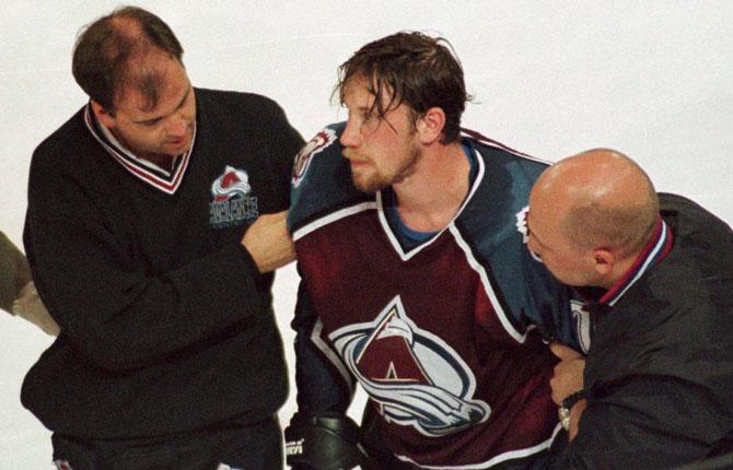SKADAD Att det stundtals är tufft i NHL-rinkarna blev  Foppa  påmind ut. Här leds han ut efter att ha ådragit sig en hjärnskakning i mötet med Edmonton våren 1997.