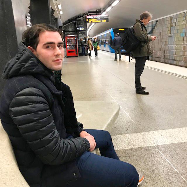 Isaac åker till Stockholms centralstation varje dag. 