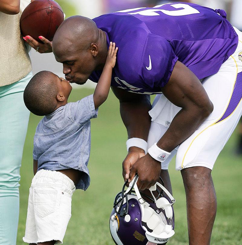 Minnesota Vikings Adrian Peterson med sin son Adrian Jr. efter ett träningspass i juli 2013.