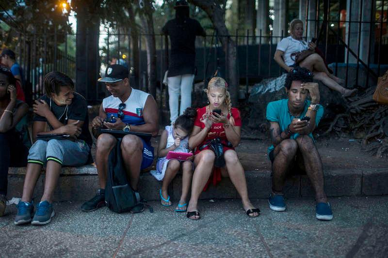 Samlingspunkt Vid en hotspot i Havanna har många kubaner samlats för att använda internet. Det är förbjudet att ha en internetuppkoppling hemma men de flesta som Aftonbladet träffar verkar nöjda med det faktum att storstäderna har utrustats med offentliga platser där internet är tillgängligt.