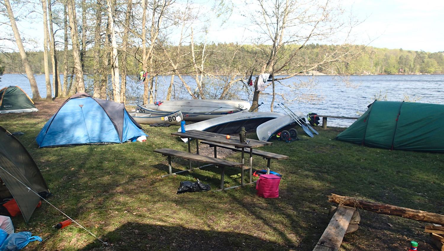 Bild från turen, Malins blåa tält till vänster i bild.