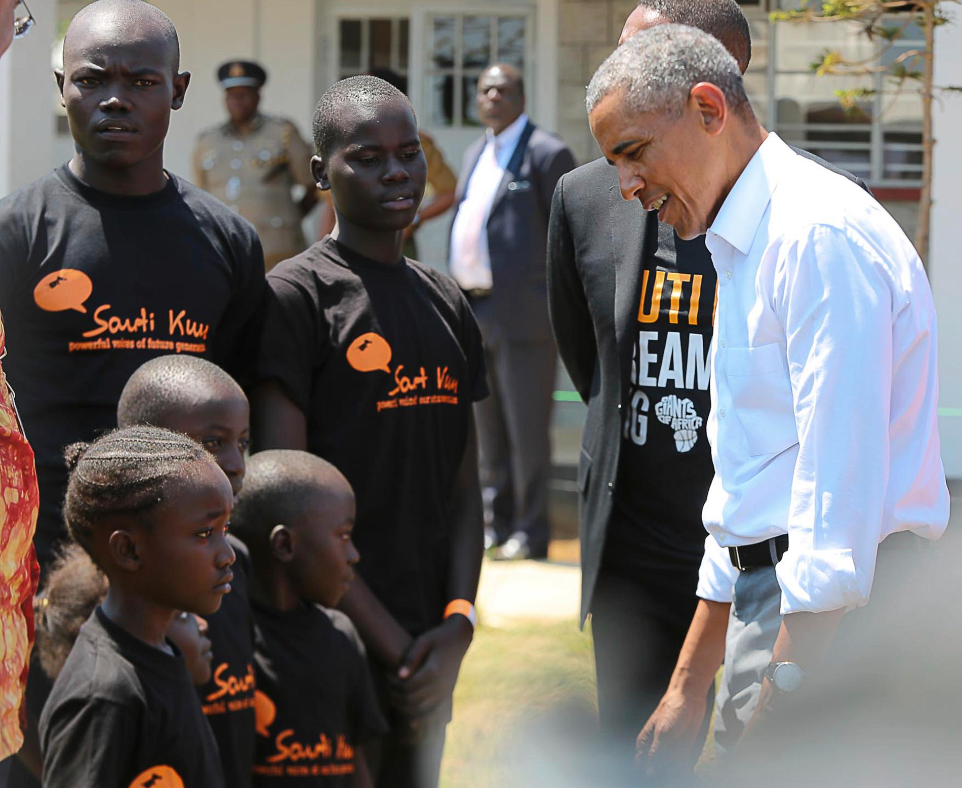 USA:s tidigare president Barack Obama pratar med barn i Kenya där han är för att lansera ett ungdomscenter.