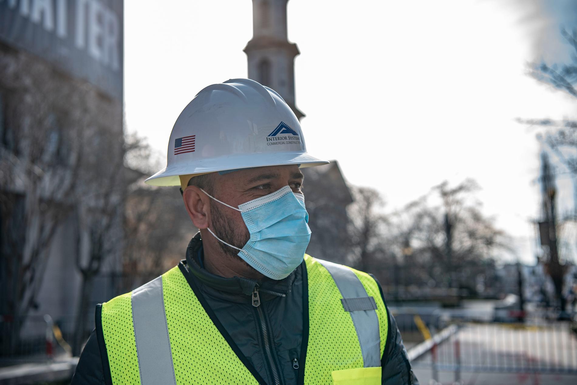 En byggarbetare utanför Vita huset.