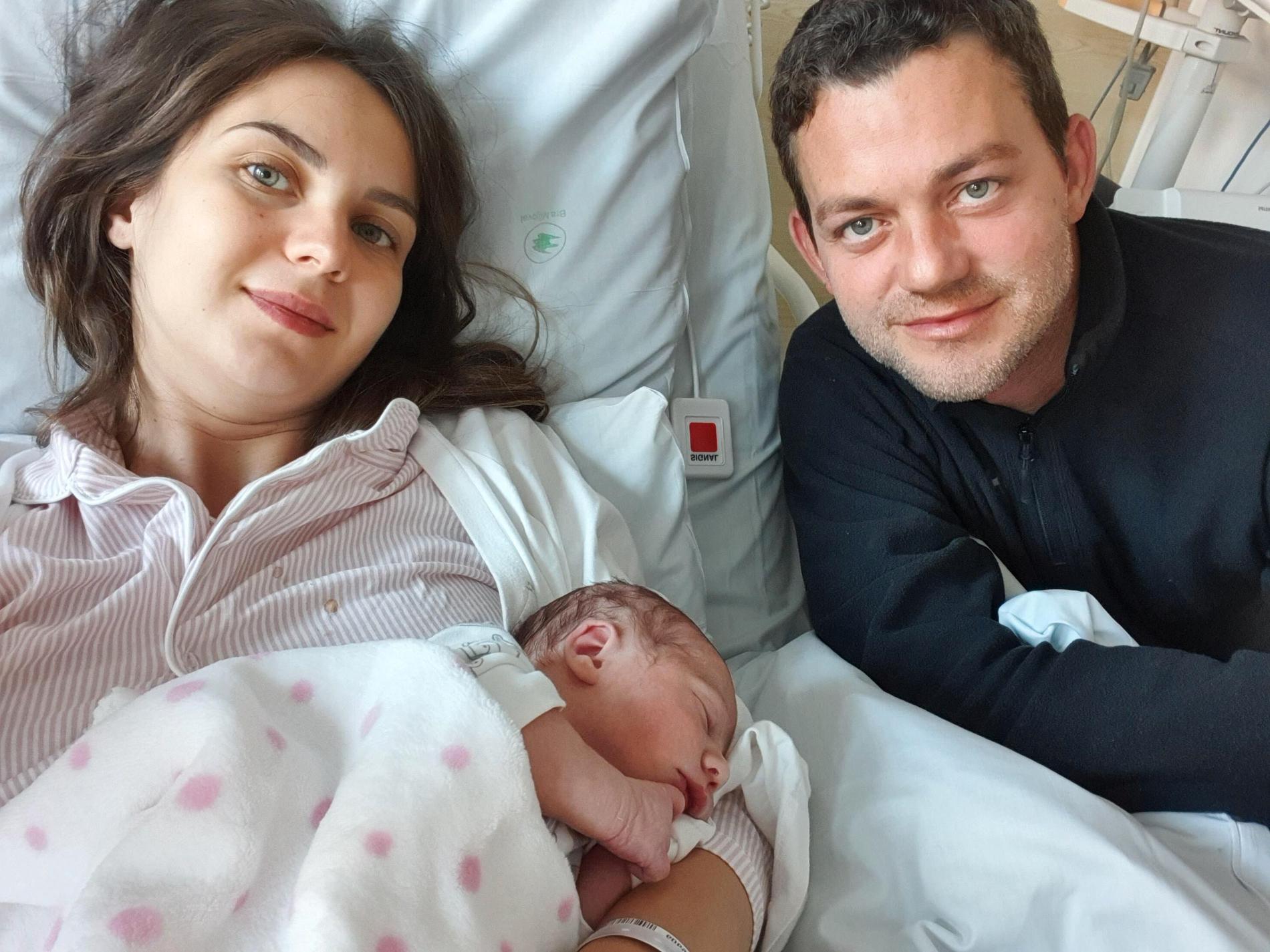Daniel med Milica och deras nyfödda dotter Nora.