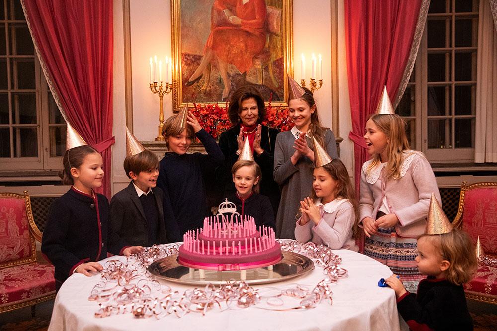 I dag firar drottningen sin 80-årsdag tillsammans med familjen. Det blir bland annat en privat middag på Drottningholms slott. 