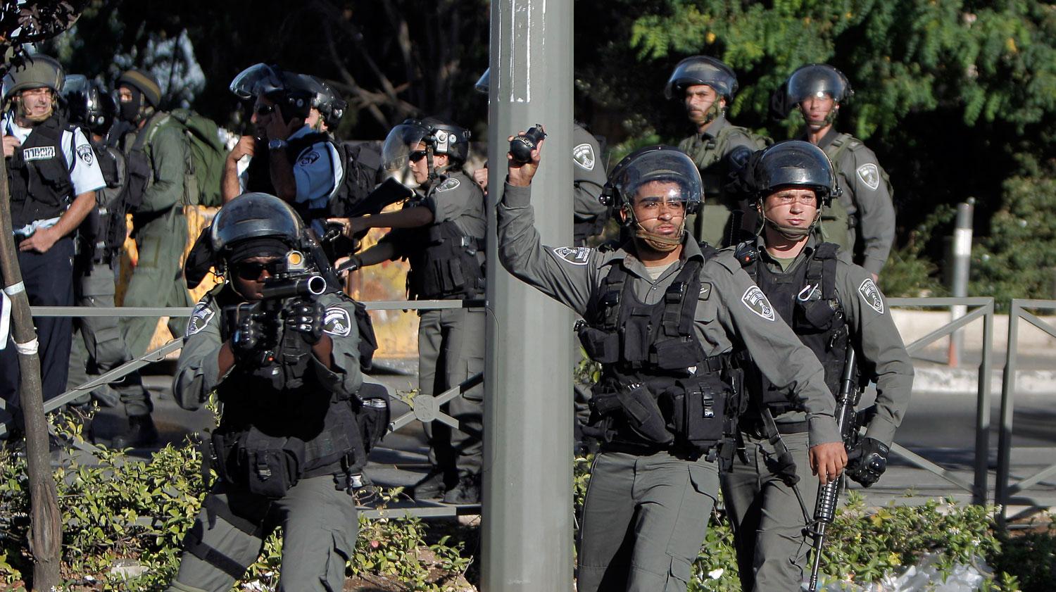 Israeliska säkerhetsstyrkor motar bort palestinska demonstranter.