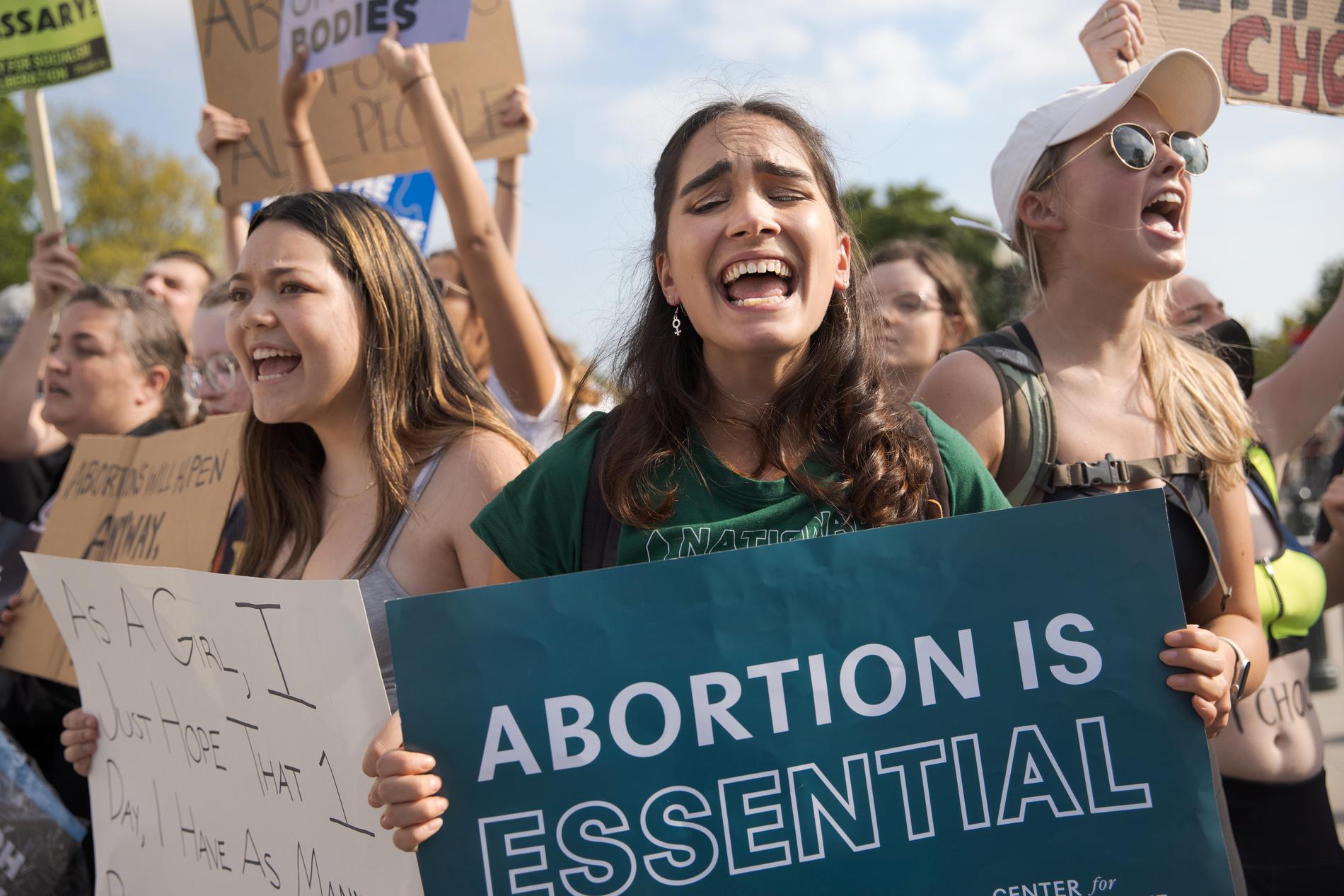 Carrie Macdonald, 20,  grät först när hon fick höra att aborträtten är hotad. Nu är hon mest arg. 