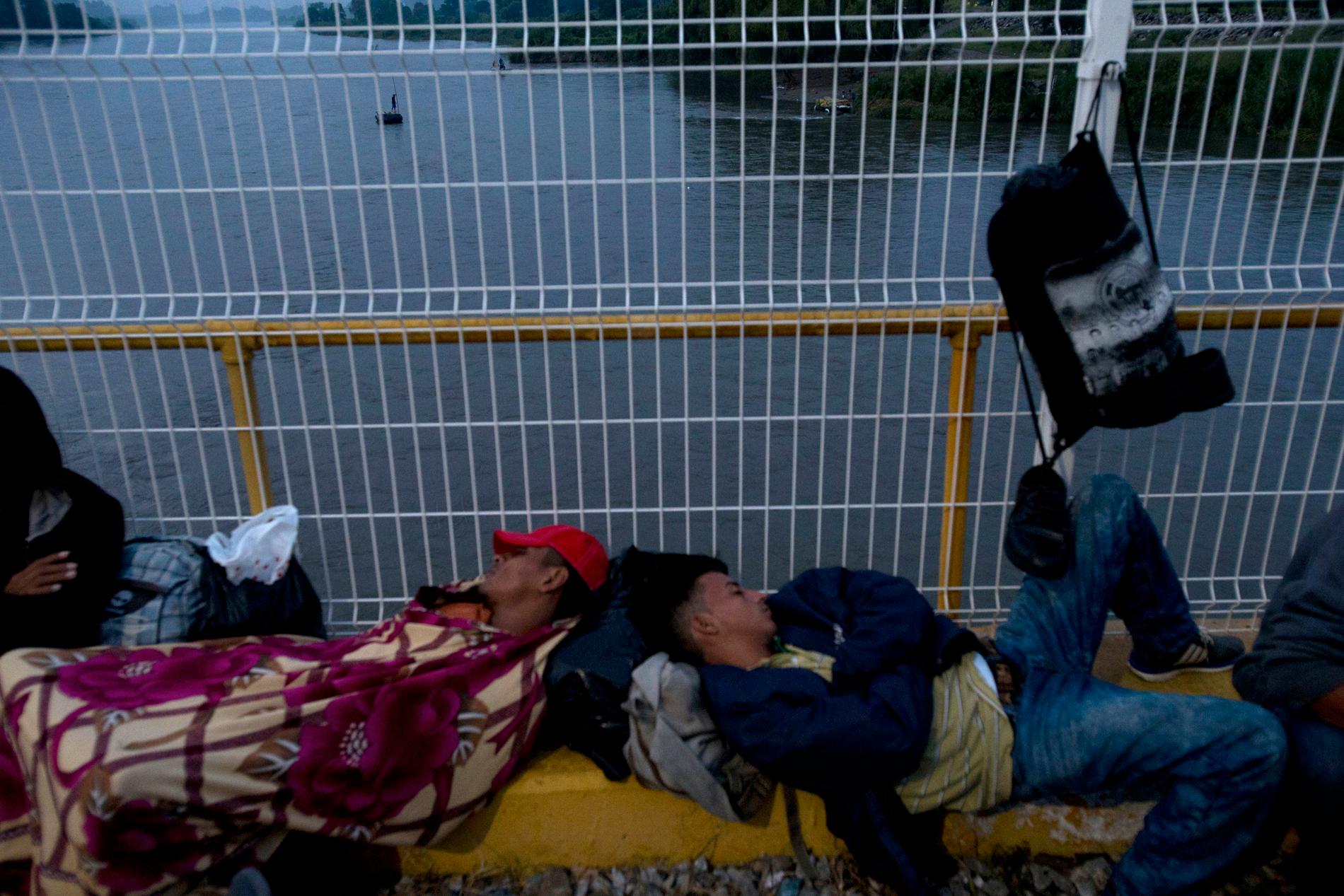 Hundratals migranter från Honduras övernattade på en bro mellan Guatemala och Mexiko.