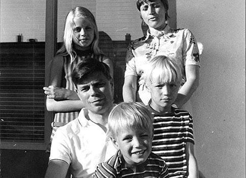 Tillsammans med familjen 1970. Thomas sitter längst fram.