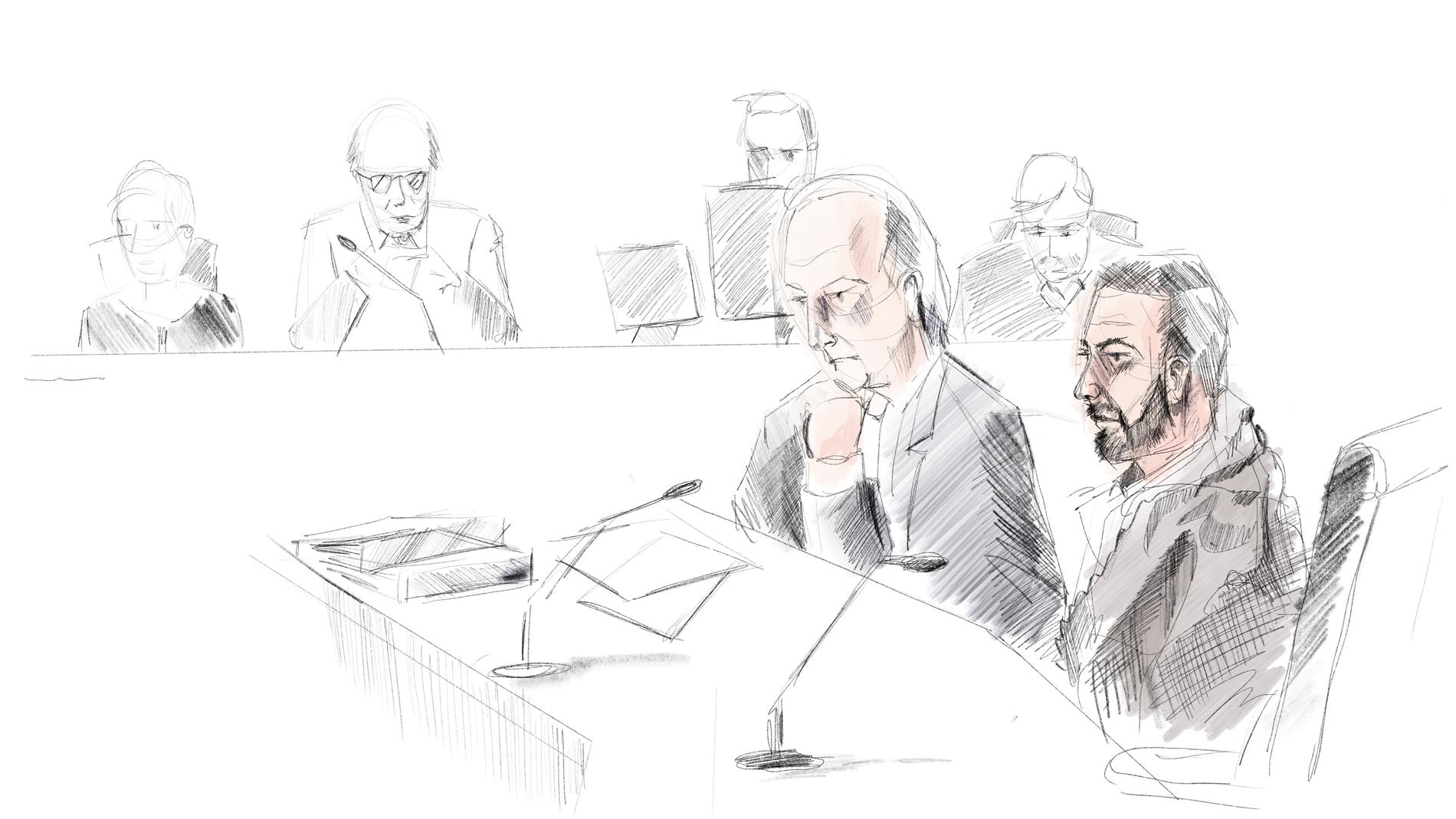 Teckning av försvarsadvokat Johan Eriksson och den åtalade i rättegången om stölden av regalierna i Strängnäs domkyrka sommaren 2018.
