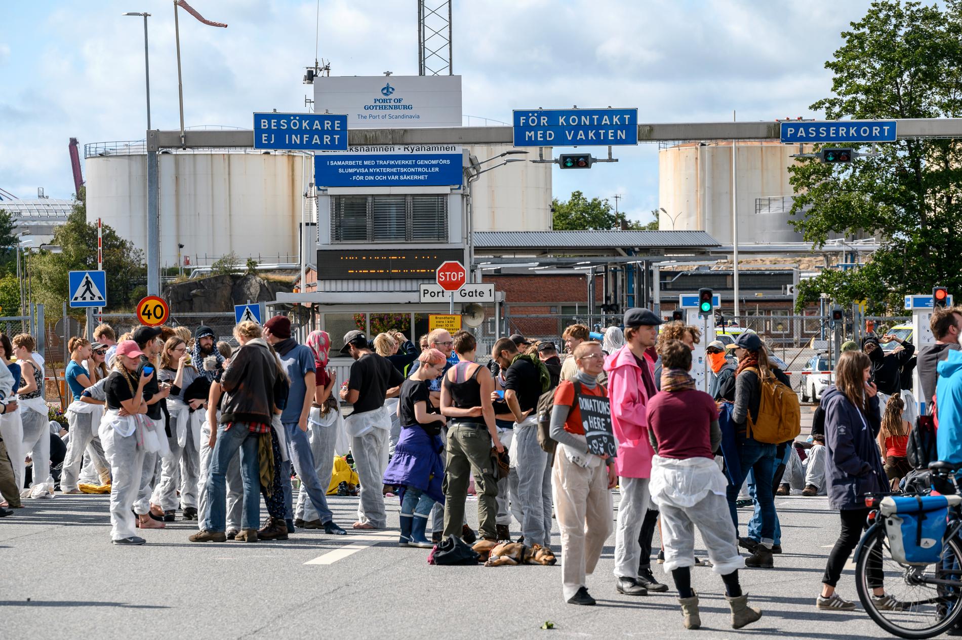 Demonstranter har blockerat energihamnen i Göteborg under lördagen.