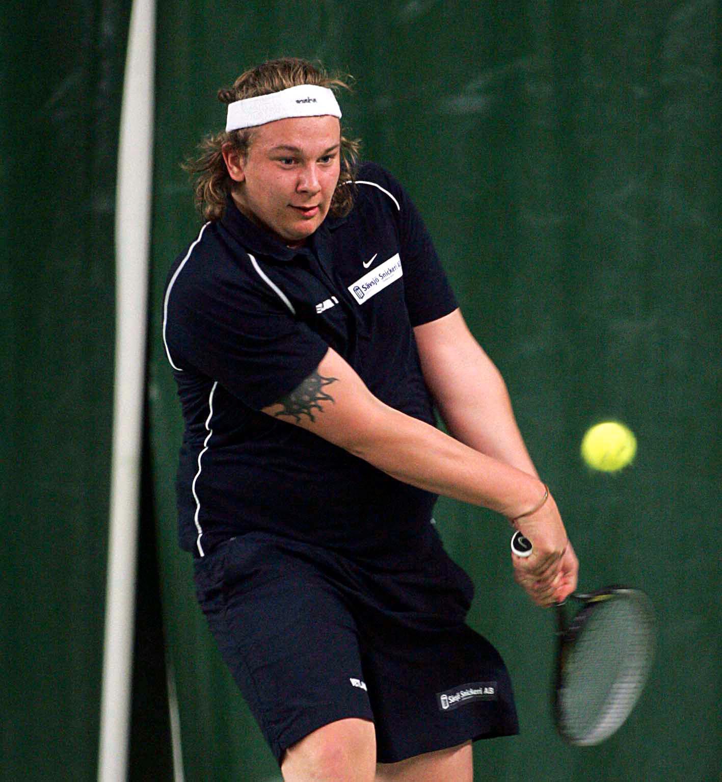 Robin Borg med tennisracket 2004.