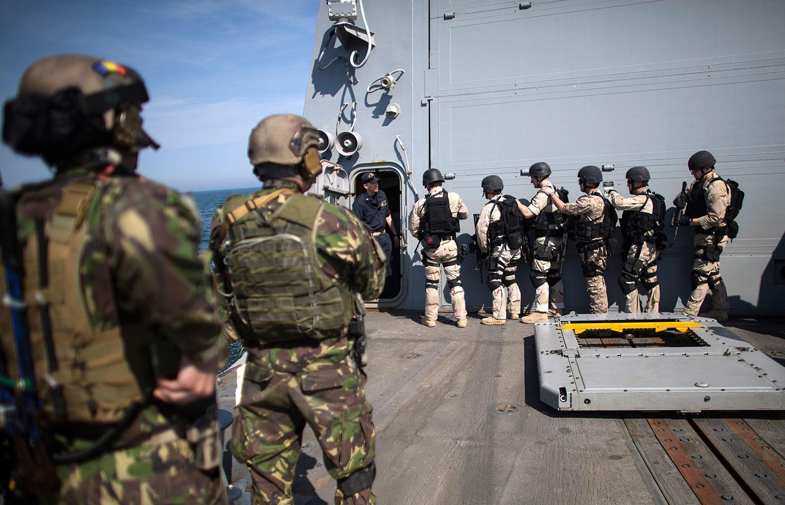Rumänska specialstyrkor deltar i en övning på amerikanska jagaren USS Truxtun i Svarta Havet.