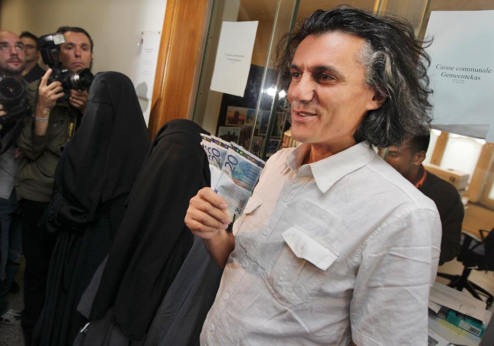 Den fransk-algeriske miljonären Rachid Nekkaz har tidigare betalat liknande böter i andra europeiska länder. Här i Bryssel 2011.