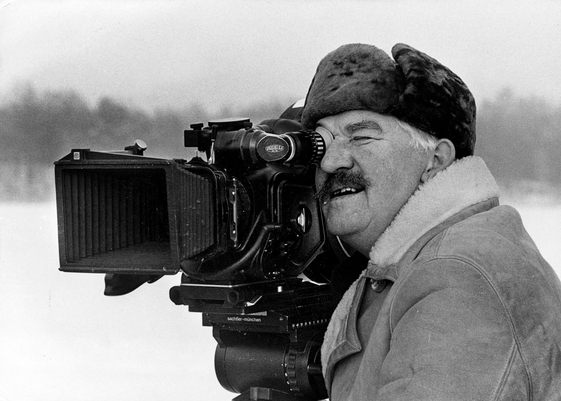 Hasse Alfredson som regissör till filmen ”Falsk som vatten”, 1985.