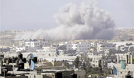 Läger bombades Israeliskt stridsflyg attackerade igår ett träningsläger som används av militanta Hamas-lojala aktivister. Lägret ligger strax utanför staden Rafah i Gazaremsan.