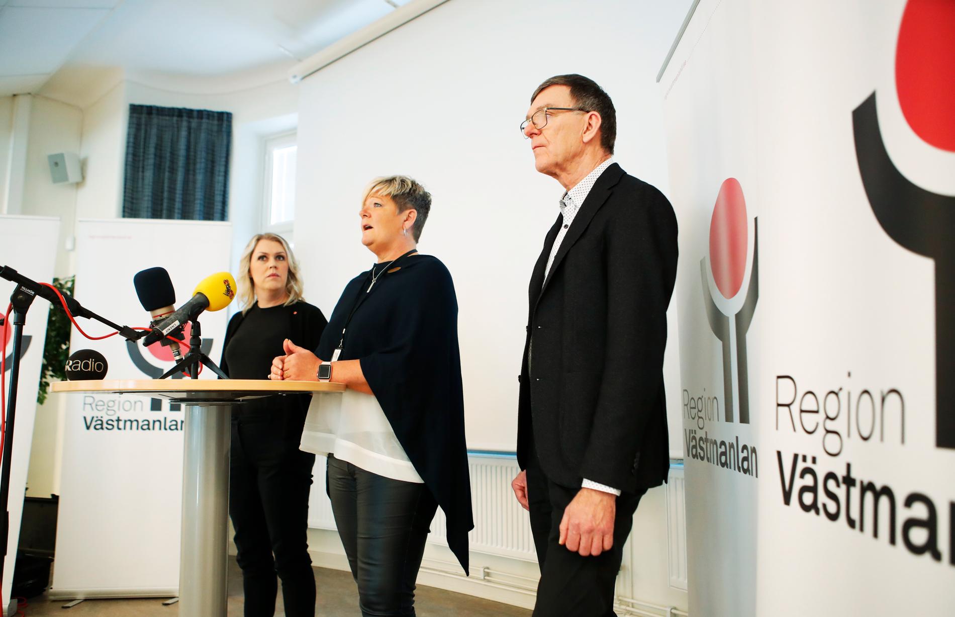 Jan Smedjegård (längst till höger) tillsammans med socialminister Lena Hallengren och Region Västmanlands Liselott Sjöqvist under en presskonferens i slutet av februari i år.