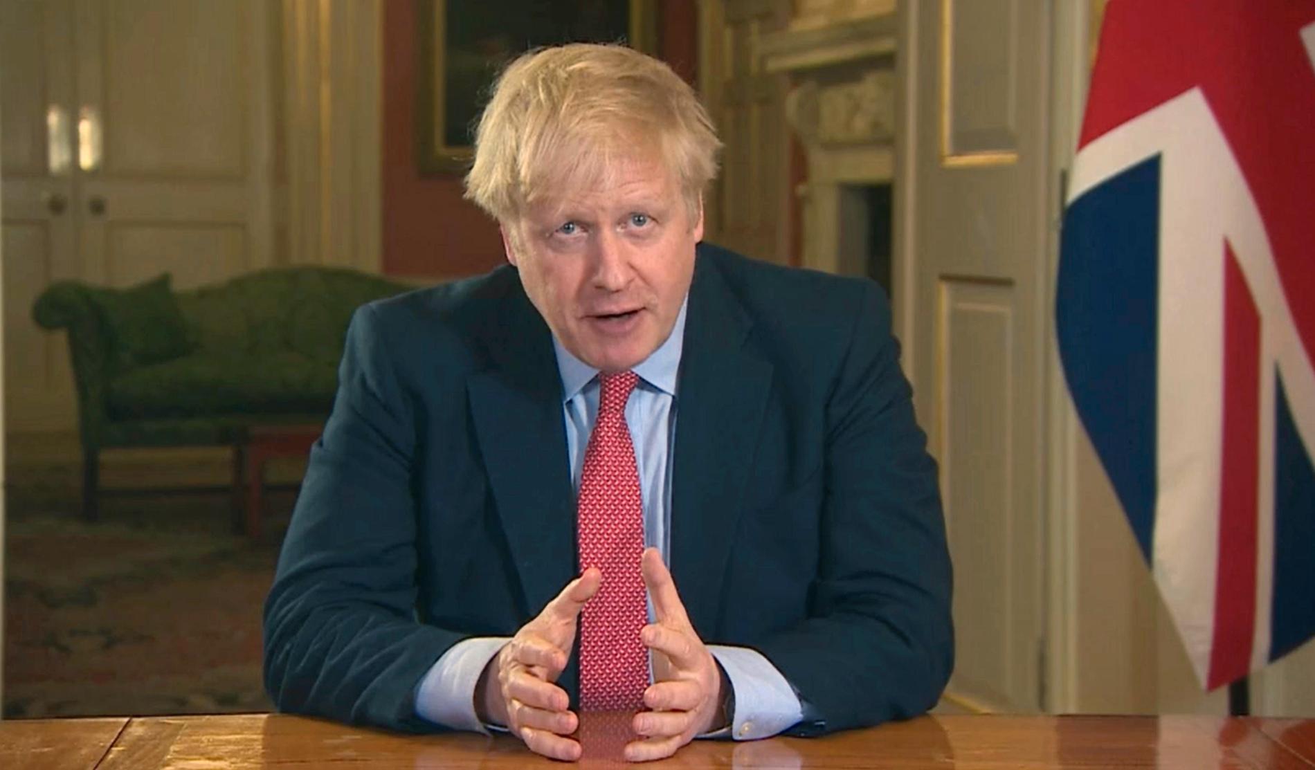 En allvarsam brittisk premiärminister Boris Johnson meddelar i tv-tal på måndagskvällen att restriktionerna skärps kraftigt för att bekämpa coronaviruset.