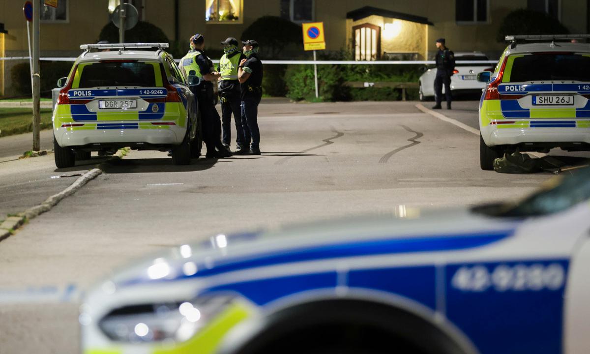 Poliser i bostadsområdet i Norrköping under fredagskvällen. 