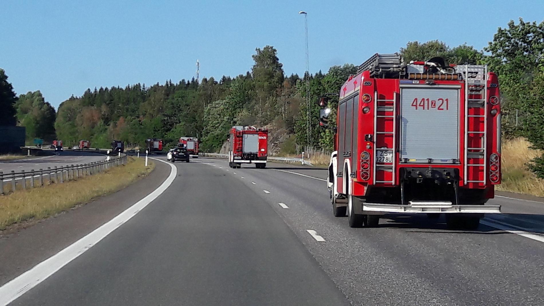 Konvojen av brandbilar från Polen passerade Jönköping på väg upp mot bränderna.