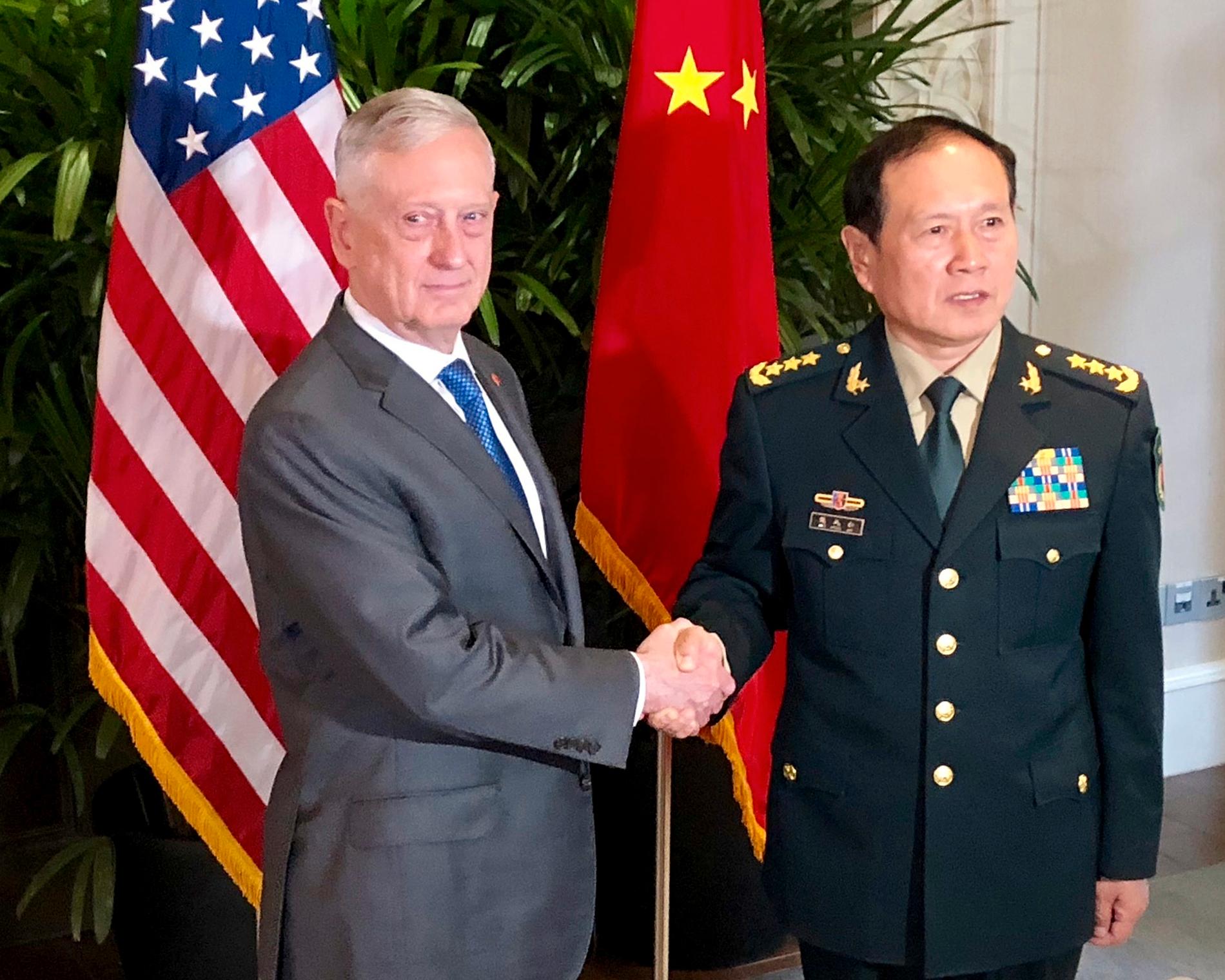 USA:s försvarsminister Jim Mattis och hans kinesiska motsvarighet Wei Fenghe tidigare i oktober. Arkivbild.