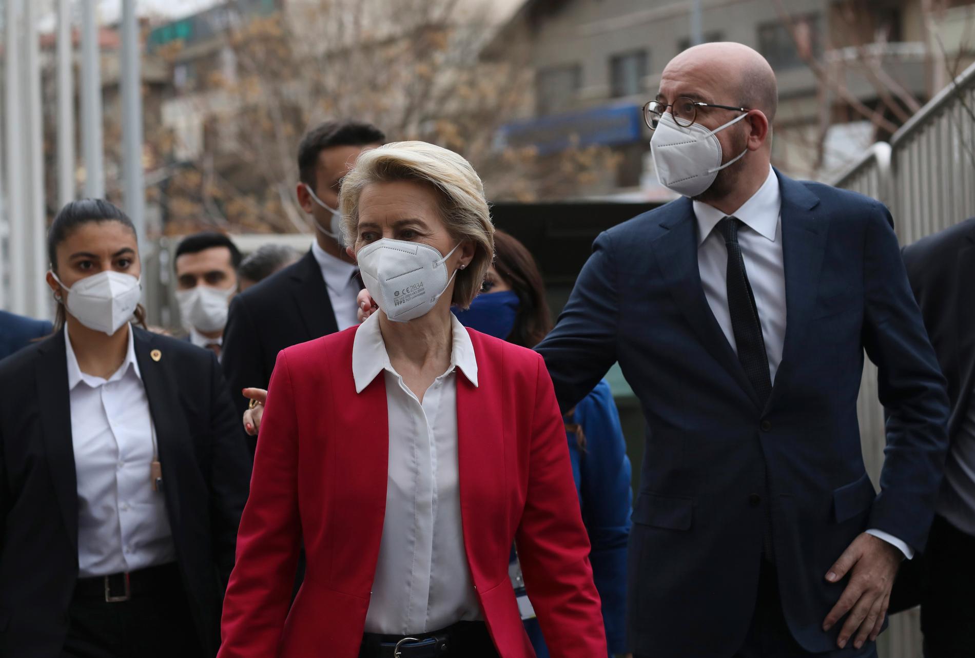 Ursula von der Leyen och Charles Michel på väg till en nyhetskonferens efter sofagate-mötet med Erdogan. 