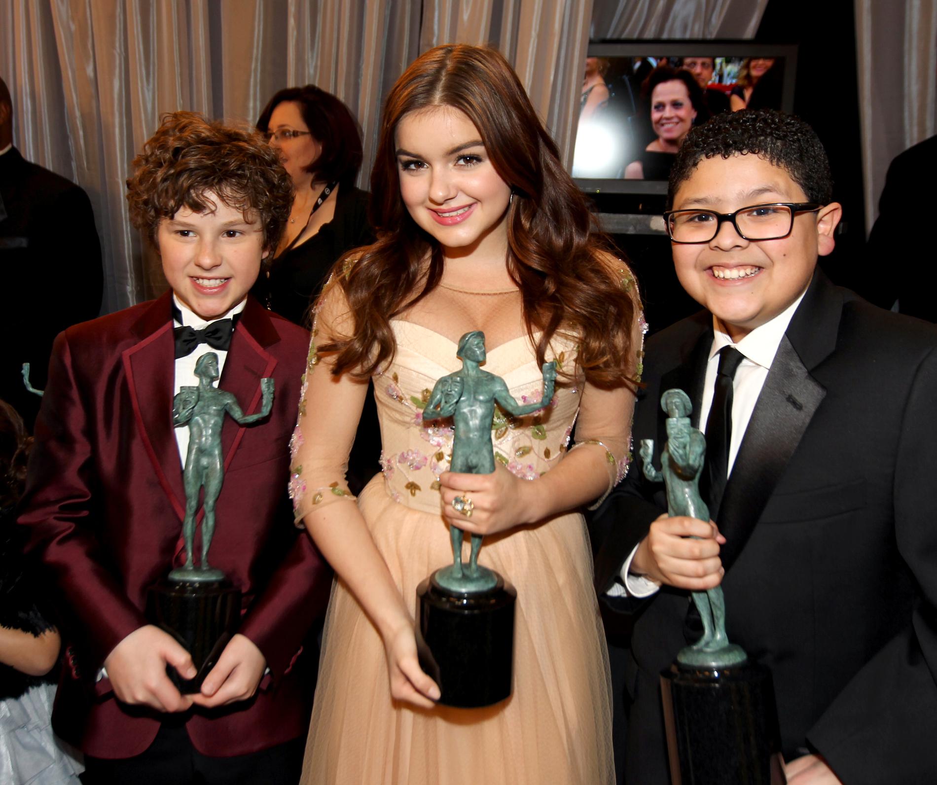 Nolan Gould, Ariel Winter och Rico Rodriguez med sina statyetter när ”Modern family” vann pris för bästa ensemble på Screen Actors Guild awards.